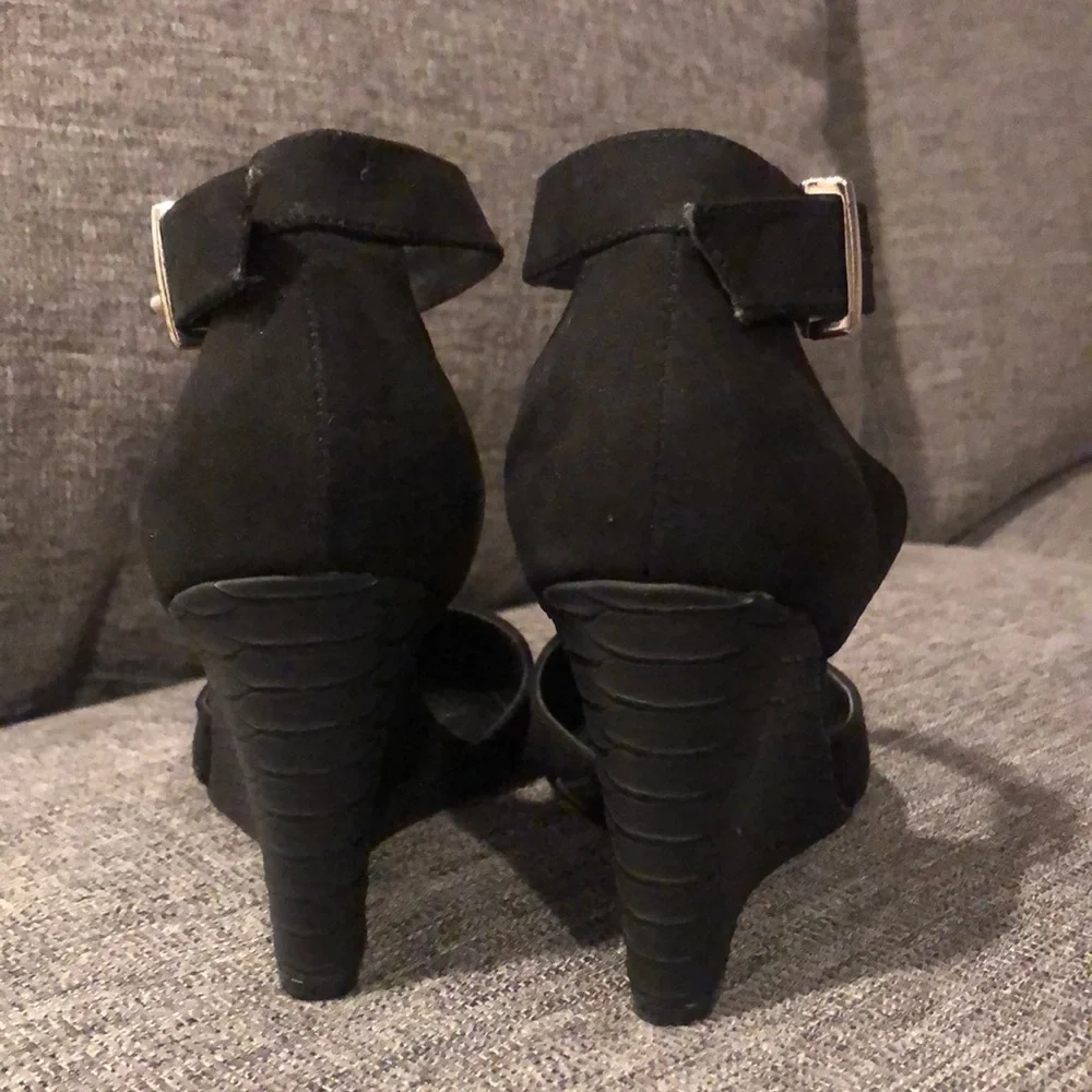 Cute Express black wedges w/strap